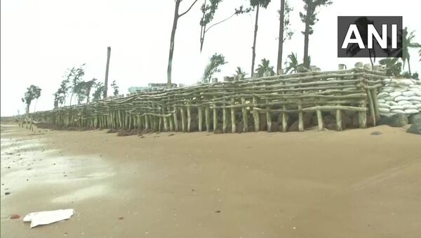 West Bengal: Residents of Tajpur, East Medinipur create a temporary fence along the coast, in the wake of  Amphan Cyclone - Sputnik International