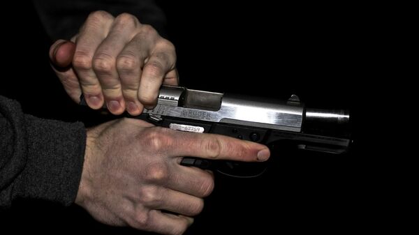 A gun being readied to fire - Sputnik International