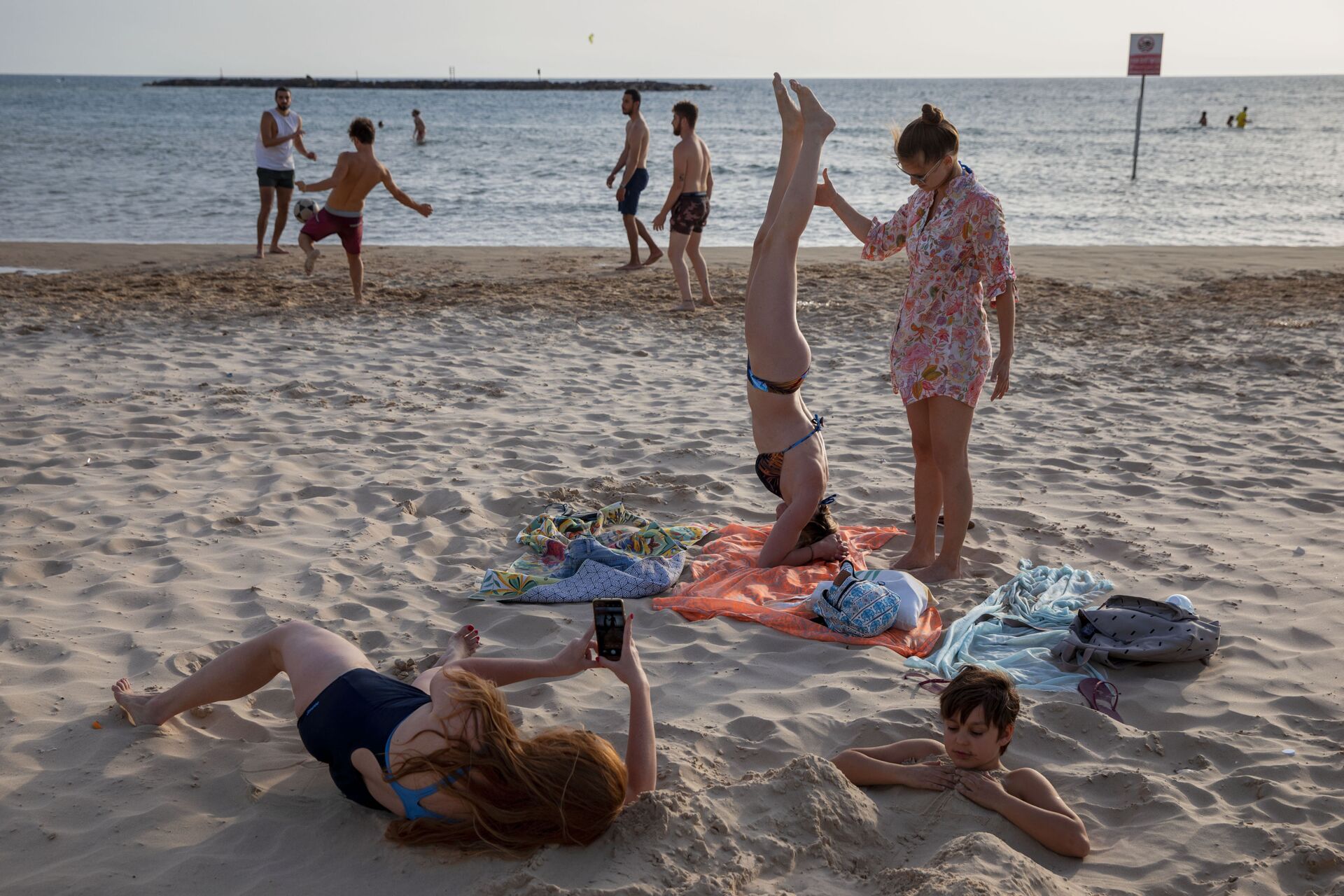 People enjoy the beach front in Tel Aviv, Israel, Saturday, May 16, 2020 - Sputnik International, 1920, 13.12.2021