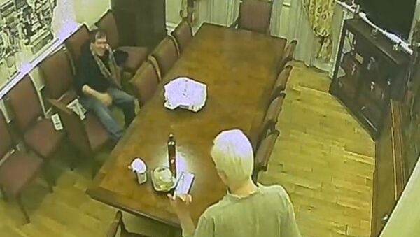 Spy footage of Randy Credico and Julian Assange in the Ecuadorian Embassy - Sputnik International