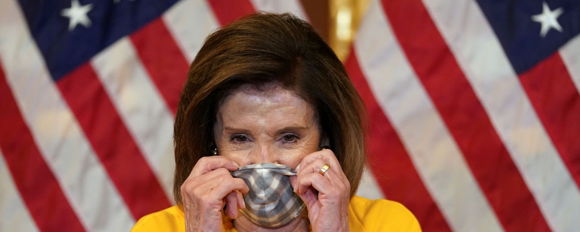 Speaker of the House Nancy Pelosi puts on her face mask to protect from the coronavirus disease (COVID-19) after taking part in a ceremonial swearing-in for Rep. Mike Garcia (R-CA) in Washington, U.S., May 19, 2020 - Sputnik International, 1920, 20.05.2020