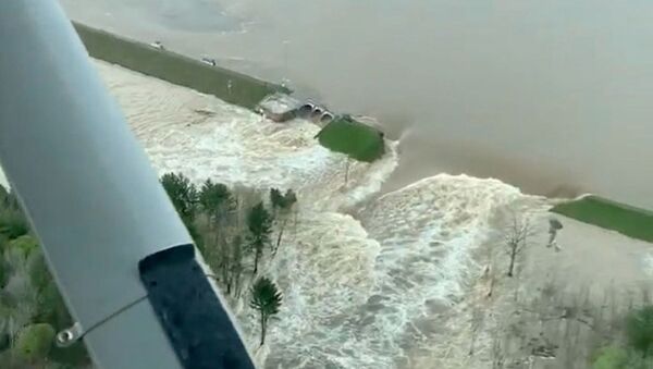 Aerial view of water from a broken Edenville Dam seen flooding the area as it flows towards Wixom Lake in Michigan, U.S. in this still frame obtained from social media video dated May 19, 2020 - Sputnik International