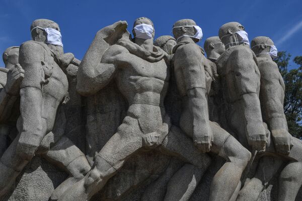 Statues of the Monumento das Bandeiras wear face masks in Sao Paulo, Brazil, on 12 May 2020, during the COVID-19 pandemic. - Sputnik International
