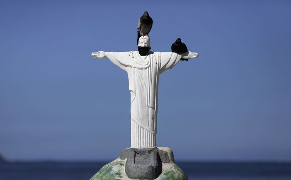 Pigeons sit atop a Christ the Redeemer statue, made from sand and wearing a protective mask, at Copacabana beach, during the coronavirus disease (COVID-19) outbreak, in Rio de Janeiro, Brazil, 9 May 2020. - Sputnik International