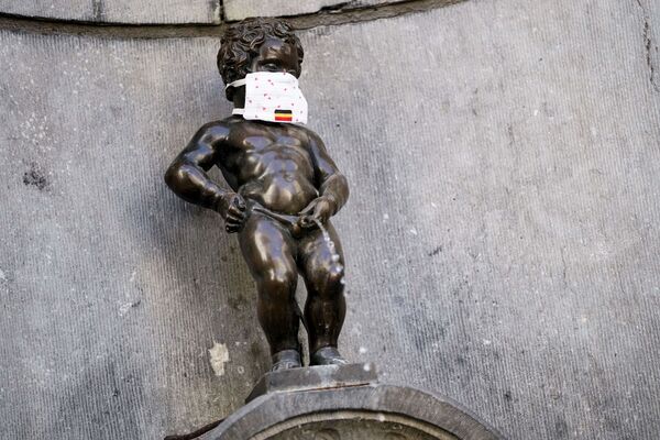 This picture taken on 11 May 2020 in Brussels shows a  face mask set on the Manneken-Pis statue to help compel people to wear a mask in public, on the first day of a partial lifting of the lockdown introduced two months ago to fight the spread of COVID-19. - Sputnik International