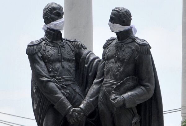 View of the monument to Liberators Simon Bolivar and Jose de San Martin, both wearing face masks, in Guayaquil, Ecuador, on 14 April 2020 during the COVID-19 pandemic.  - Sputnik International