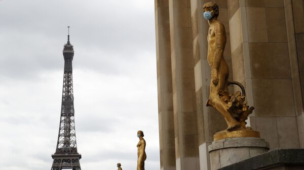Statues wear masks along Trocadero square close to the Eiffel Tower in Paris, Monday, May 4, 2020.  - Sputnik International