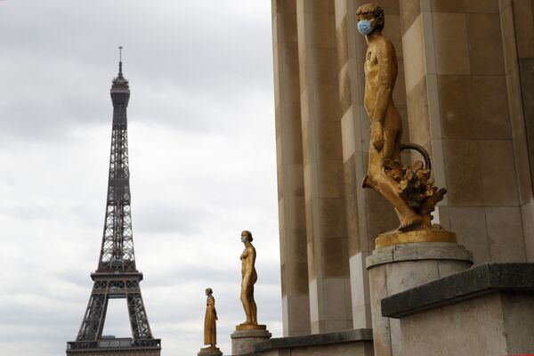 Statues wear masks along Trocadero square close to the Eiffel Tower in Paris, 4 May 2020.  - Sputnik International