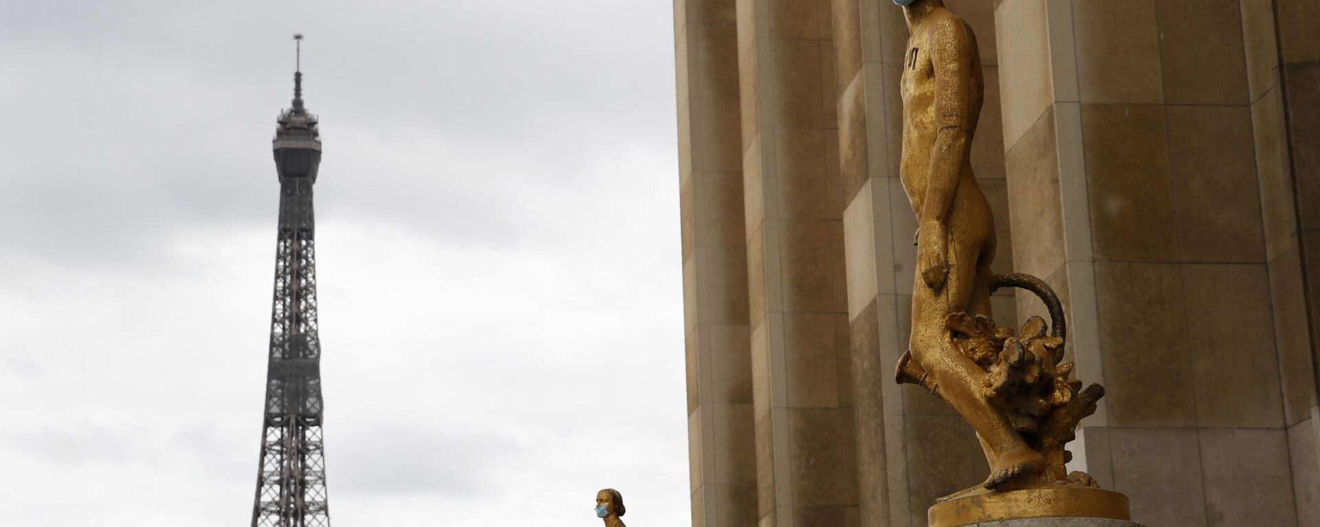 Statues wear masks along Trocadero square close to the Eiffel Tower in Paris, Monday, May 4, 2020.  - Sputnik International, 1920