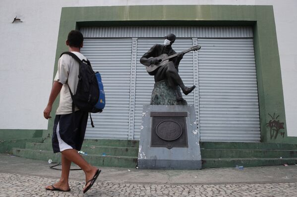  The statue of the Brazilian musician and poet Cartola  is pictured wears a protective mask in front of the Mangueira samba school on the first day of the mandatory use of masks in the city of Rio de Janeiro, amid the coronavirus disease (COVID-19) outbreak, 23 April 2020. - Sputnik International