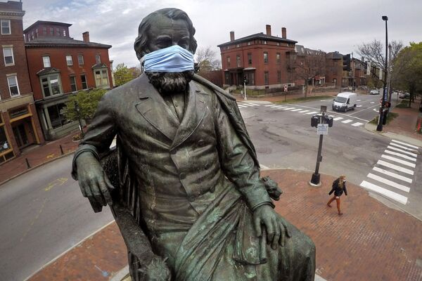 A statue of literary great Henry Wadsworth Longfellow wears a mask in Portland, Maine, 18 May 2020.  - Sputnik International