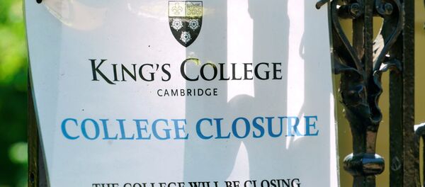 A sign at Kings College Cambridge, announcing its March closure, is displayed on the university's gates amid the novel coronavirus outbreak, in Cambridge, Britain May 20, 2020 - Sputnik International