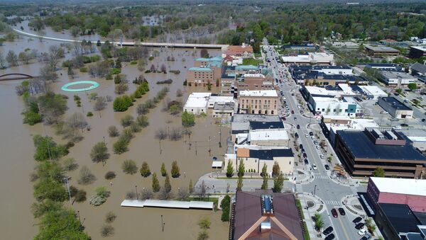 Rising flood waters of the Tittabawassee River advance upon the city after the breach of two dams, Edenville and Sanford, in Midland, Michigan, U.S. May 20, 2020. - Sputnik International