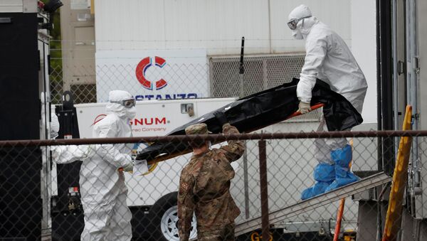 Workers move body of deceased person at University Hospital during outbreak of the coronavirus disease (COVID-19) in Newark - Sputnik International
