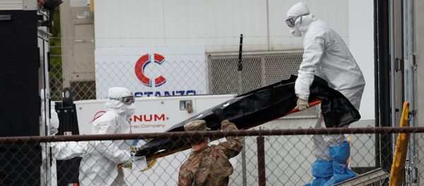 Workers move body of deceased person at University Hospital during outbreak of the coronavirus disease (COVID-19) in Newark - Sputnik International