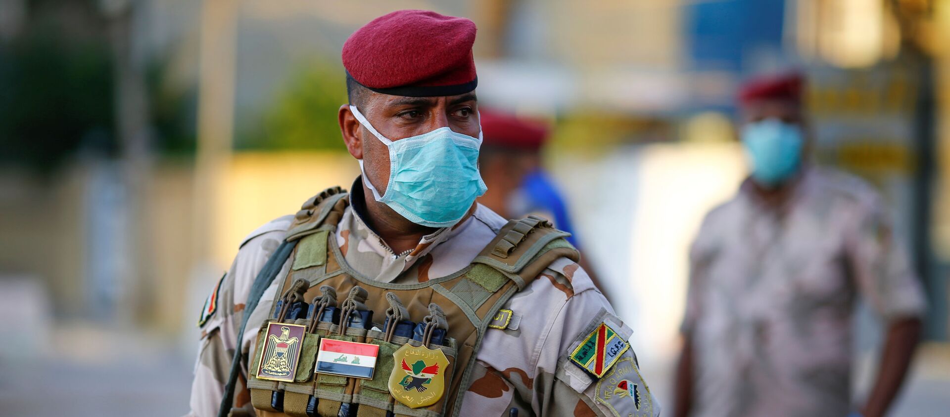 An Iraqi soldier wears a protective face mask as he stands guard at a check point, enforcing a curfew imposed to prevent the spread of the coronavirus disease (COVID-19), during the holy fasting month of Ramadan, in Baghdad, Iraq May 3, 2020 - Sputnik International, 1920, 20.05.2020