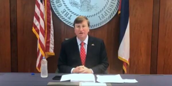 Butt of the Joke: Video Captures Moment US Governor Tricked Into Reading Fake Name at Graduation - Sputnik International