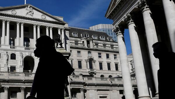 People wearing masks walk past the Bank of England, as the spread of the coronavirus disease (COVID-19) continues, in London, Britain, March 23, 2020. - Sputnik International