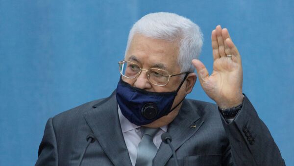 Palestinian President Mahmoud Abbas wears a mask as he heads the Palestinian leadership meeting at his headquarters, in Ramallah in the Israeli-occupied West Bank May 7, 2020 - Sputnik International