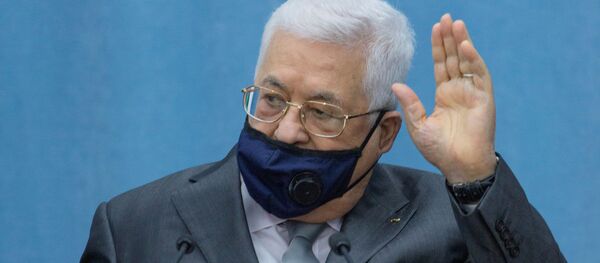 Palestinian President Mahmoud Abbas wears a mask as he heads the Palestinian leadership meeting at his headquarters, in Ramallah in the Israeli-occupied West Bank May 7, 2020 - Sputnik International