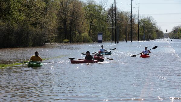 Residents paddle kayaks along a flooded street along the Tittabawassee River, after two dam failures submerged parts of Midland, Michigan, 20 May 2020 - Sputnik International
