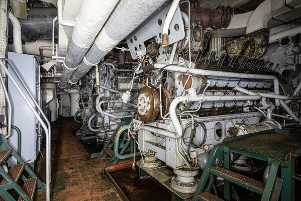 The engine room of a French warship discovered by photographer Bob Thissen - Sputnik International
