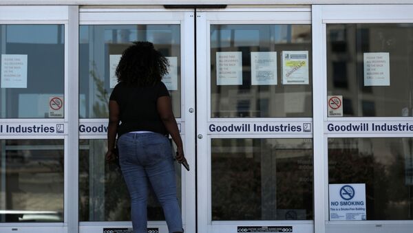 FILE PHOTO: A woman looks for information on the application for unemployment support at the New Orleans Office of Workforce Development, as the spread of coronavirus disease (COVID-19) continues, in New Orleans, Louisiana U.S., April 13, 2020 - Sputnik International