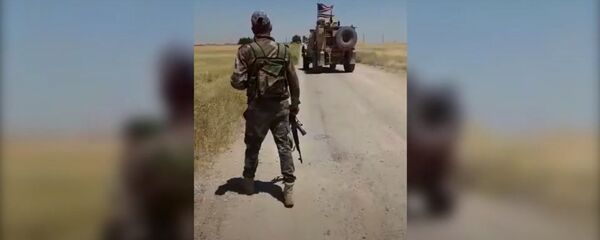 Syrian servicemen observe US armoured vehicles as they drive away after failing to breach a local checkpoint in al-Hasakah province. - Sputnik International