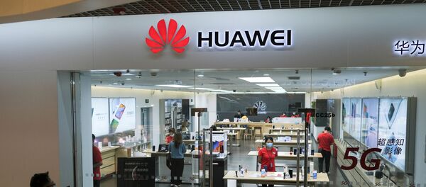 People wearing face masks walk past a?Huawei?store at a shopping mall, following an outbreak of the coronavirus disease (COVID-19), in Beijing, China May 18, 2020 People wearing face masks walk past a?Huawei?store at a shopping mall, following an outbreak of the coronavirus disease (COVID-19), in Beijing, China May 18, 2020 - Sputnik International