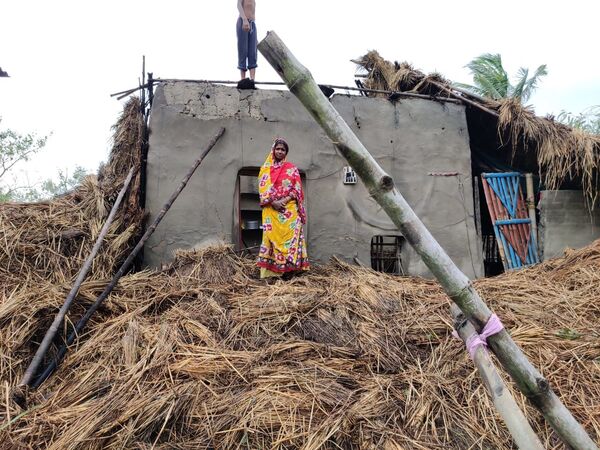 Caught Between Corona and a Cyclone: Megastorm Mangles Coast of West Bengal Caught Between Corona and a Cyclone: Megastorm Mangles Coast of West Bengal - Sputnik International