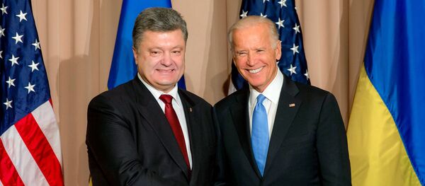 Ukrainian President Petro Poroshenko, left, and US Vice President Joe Biden during a meeting at the World Economic Forum - Sputnik International