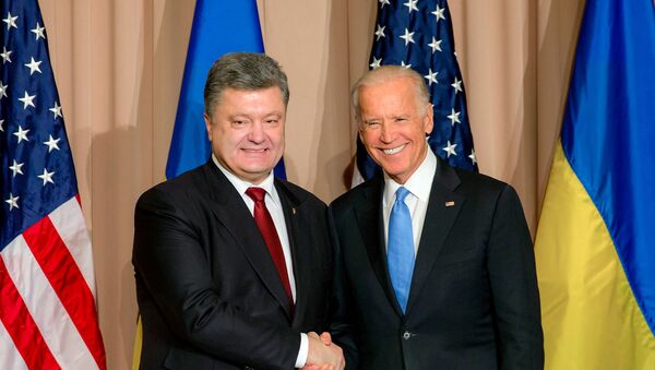Ukrainian President Petro Poroshenko, left, and US Vice President Joe Biden during a meeting at the World Economic Forum - Sputnik International