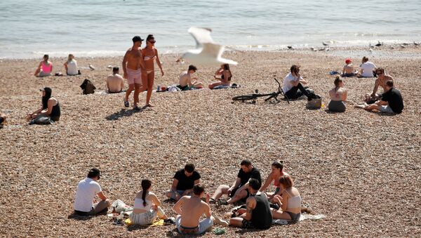 People are seen on Brighton beach following the outbreak of the coronavirus disease (COVID-19), Brighton, Britain, May 21, 2020 - Sputnik International