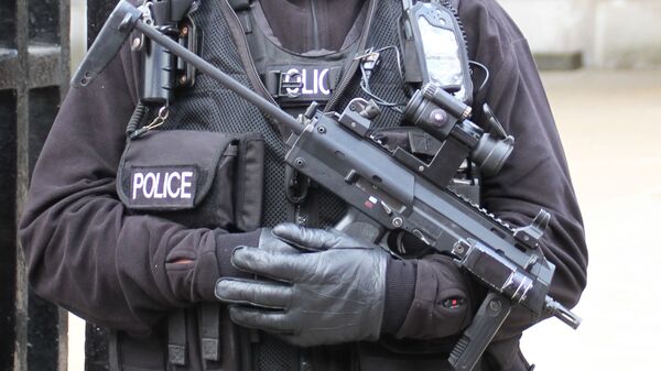 Armed UK police officer - Sputnik International