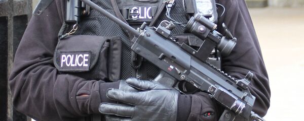Armed UK police officer - Sputnik International