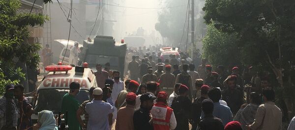 Ambulances and fire brigade vehicles gather at the site of a passenger plane crash in a residential area near an airport in Karachi, Pakistan May 22, 2020 - Sputnik International