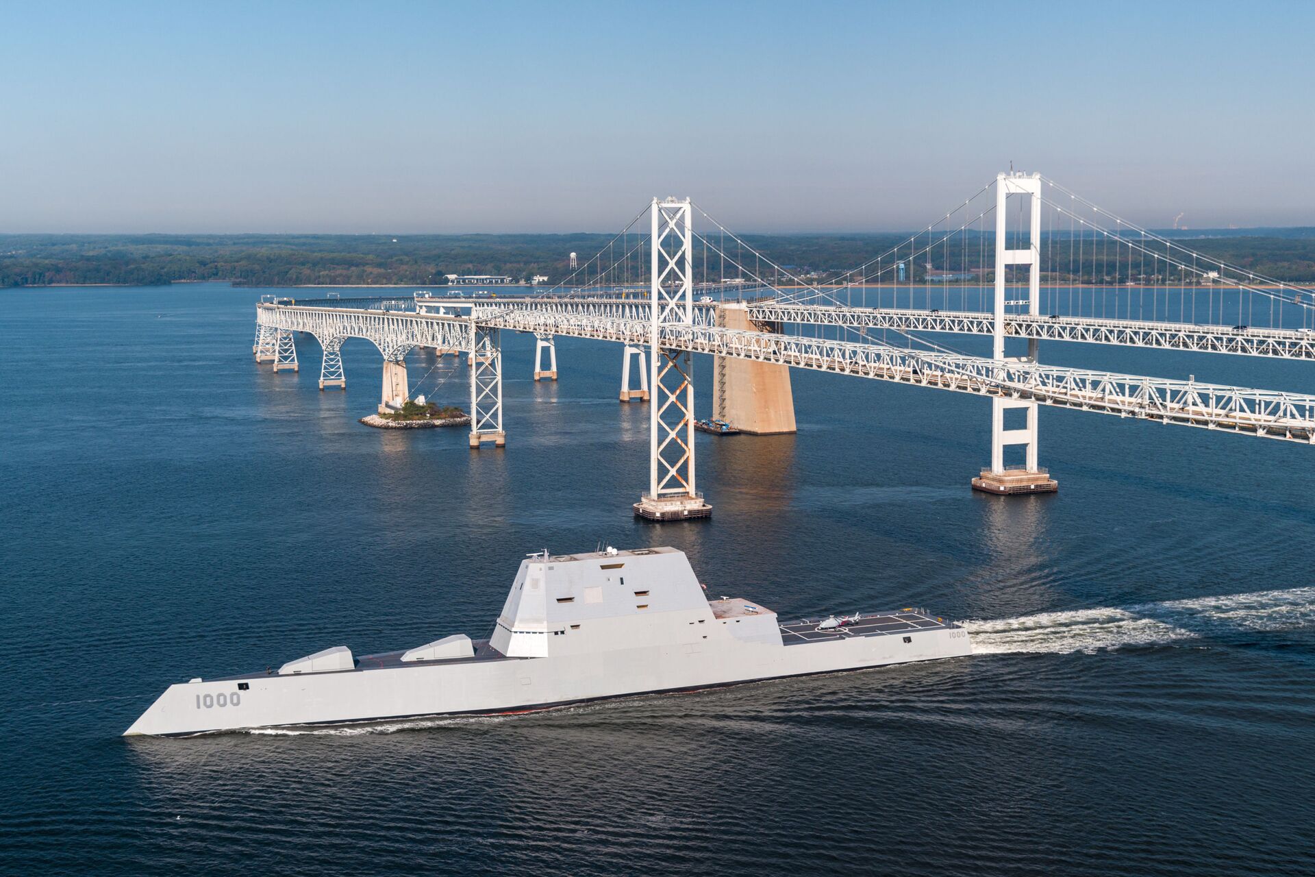 USS Zumwalt (DDG 1000) passes under the Gov. William Preston Lane Memorial Bridge, also known as the Chesapeake Bay Bridge, as the ship travels to its new home port of San Diego, California - Sputnik International, 1920, 02.11.2021