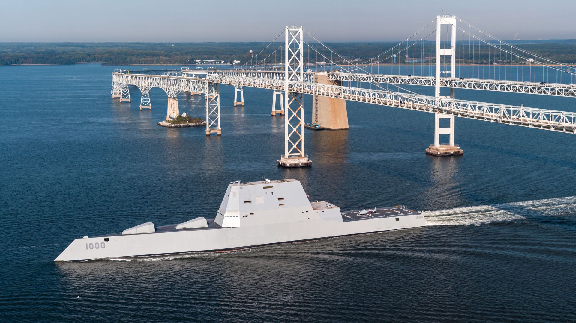 USS Zumwalt (DDG 1000) passes under the Gov. William Preston Lane Memorial Bridge, also known as the Chesapeake Bay Bridge, as the ship travels to its new home port of San Diego, California - Sputnik International, 1920, 17.02.2022