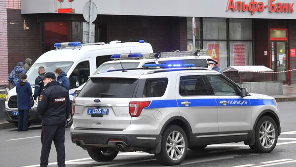 Police officers at the branch of Alfa Bank in the center of Moscow, from where it was reported that an unknown person was holding several people - Sputnik International