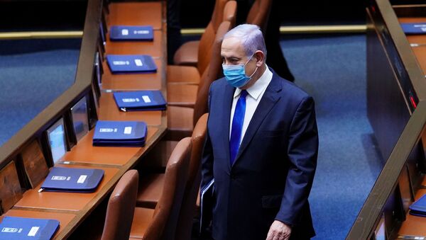 Israeli Prime Minister Benjamin Netanyahu wears a mask during a swearing in ceremony of his new unity government with election rival Benny Gantz, at the Knesset, Israel's parliament, in Jerusalem May 17, 2020. - Sputnik International