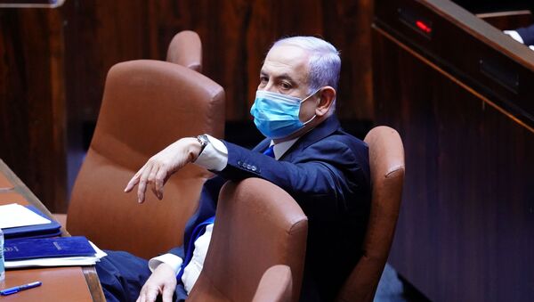 Israeli Prime Minister Benjamin Netanyahu wears a mask during a swearing in ceremony of his new unity government with election rival Benny Gantz, at the Knesset, Israel's parliament, in Jerusalem May 17, 2020.  - Sputnik International