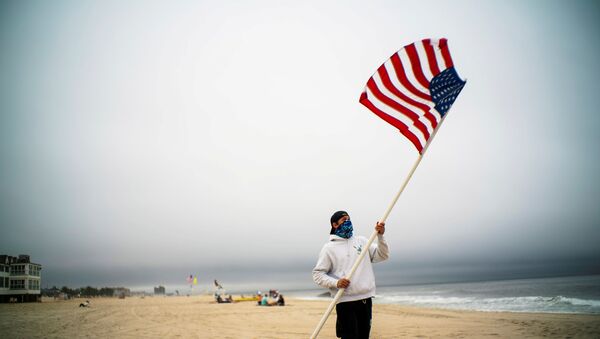 A beach guard removes the US flag of his spot  - Sputnik International