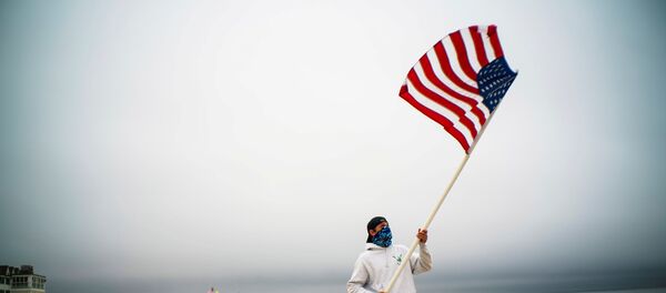 A beach guard removes the US flag of his spot  - Sputnik International