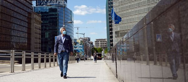 A man wearing a face mask walks past the European Commission headquarters as the spread of coronavirus disease (COVID-19) continues in Brussels, Belgium May 14, 2020 - Sputnik International