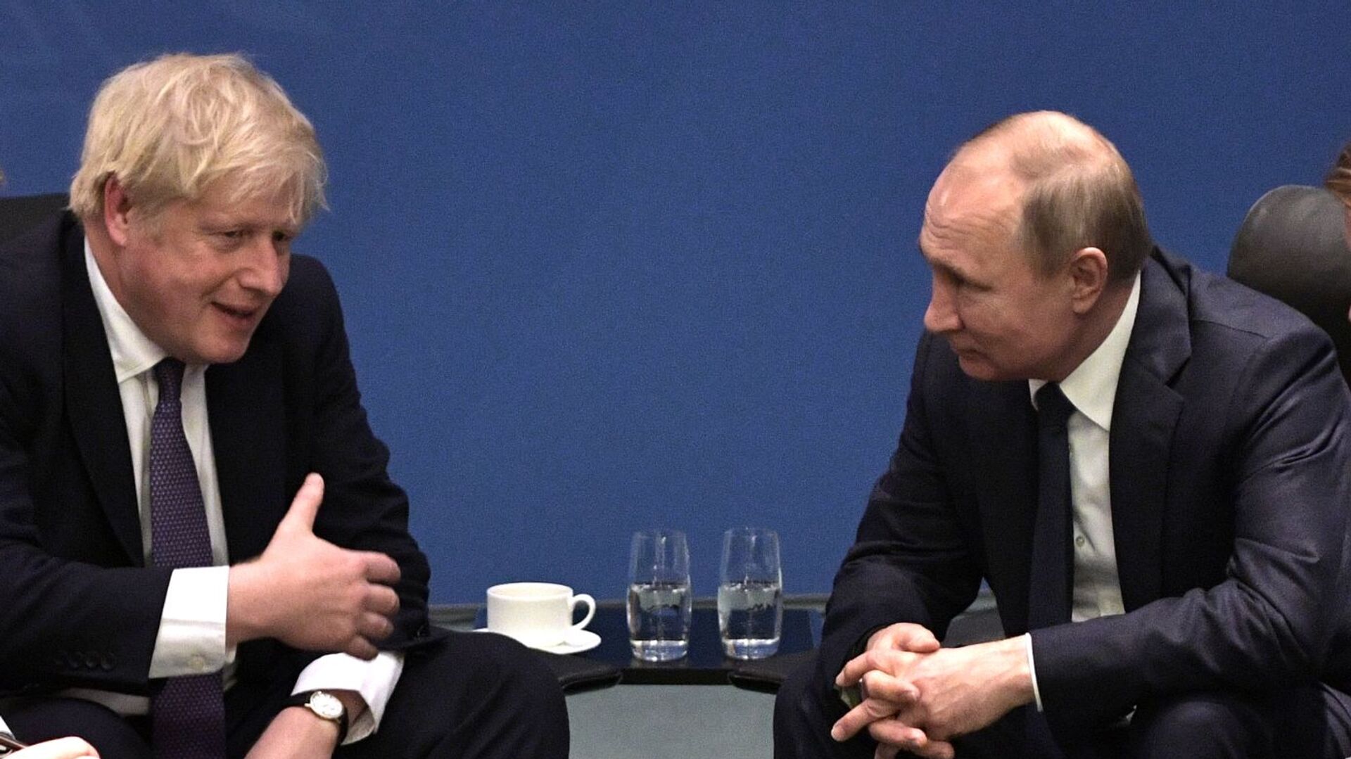 Britain's Prime Minister Boris Johnson and Russian President Vladimir Putin speak during a meeting on the sidelines of an international peace conference on Libya in Berlin, Germany - Sputnik International, 1920, 01.02.2022