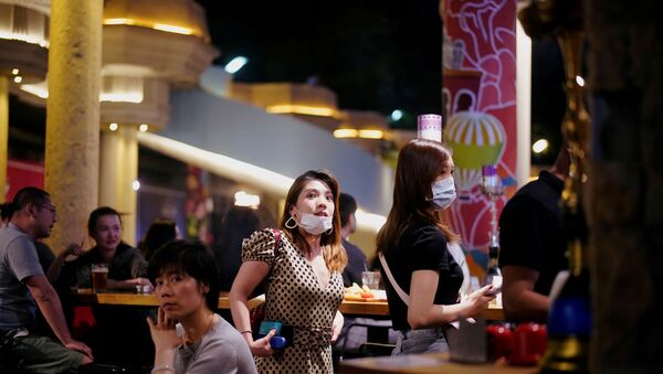 People wear face masks at a bar area after it reopened following a shutdown due to the coronavirus disease (COVID-19) outbreak, in Shanghai, China May 22, 2020. - Sputnik International