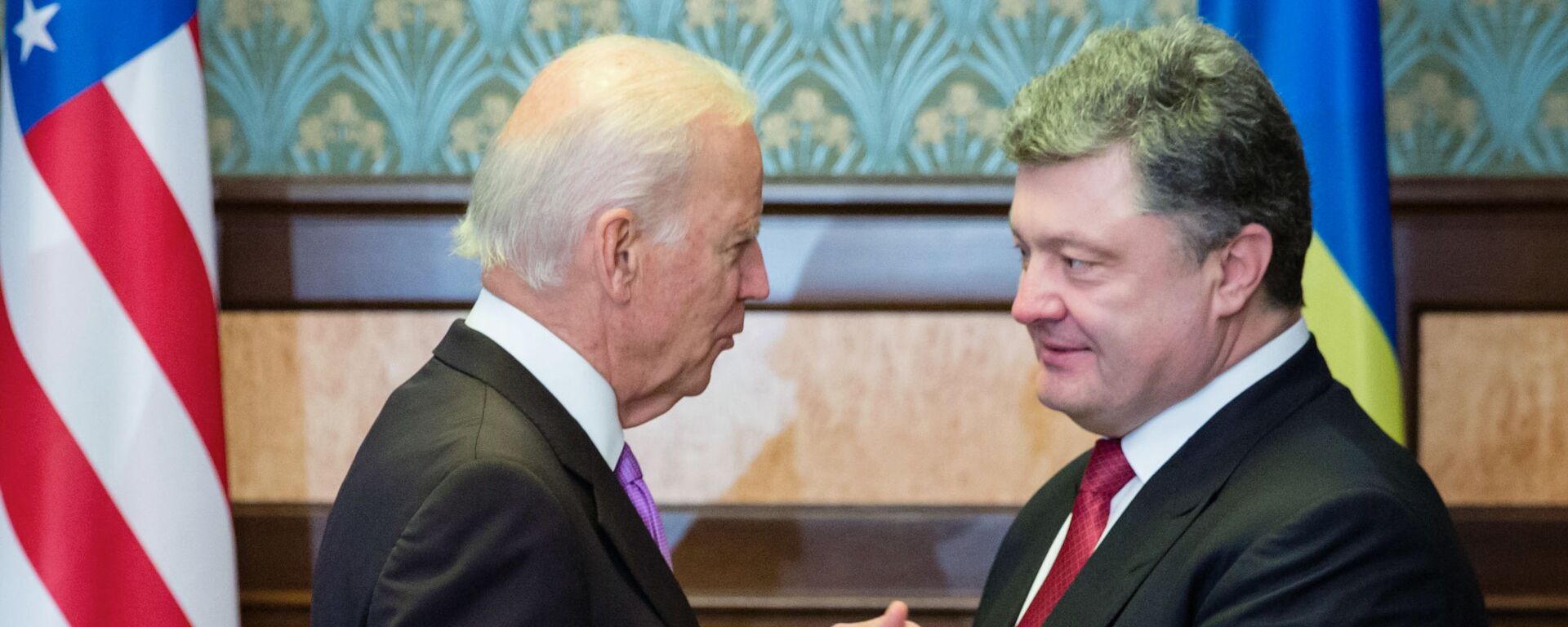 US Vice President Joe Biden (left) and Ukrainian President Petro Poroshenko during a meeting in Kiev - Sputnik International, 1920, 26.08.2023