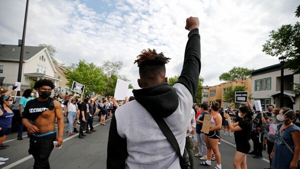 Protesters gather at the scene where George Floyd, an unarmed black man, was pinned down by a police officer kneeling on his neck before later dying in hospital in Minneapolis, Minnesota, U.S. May 26, 2020. - Sputnik International