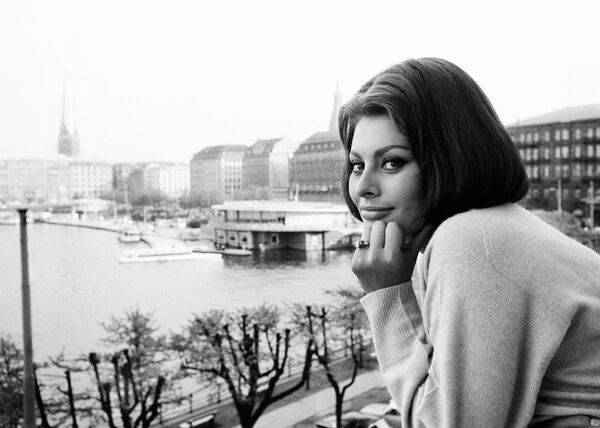 Italian movie actress Sophia Loren, at the window of her room in the hotel Vier Jahreszeiten (Four Seasons), in Hamburg, May 21, 1962.  - Sputnik International