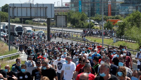 Nissan workers block B-10 highway as they protest against the possible closure of the plant at Zona Franca, during the coronavirus disease (COVID-19) outbreak in Barcelona, Spain, May 28, 2020.  - Sputnik International